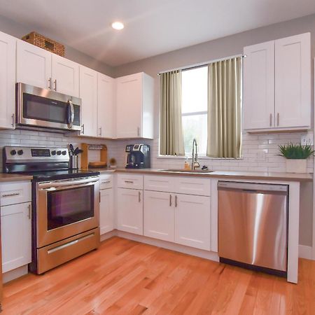 Beautiful Home W/ Rooftop Deck Within A 5 Mintue Walk To Johns Hopkins Hospital Baltimore Exterior photo