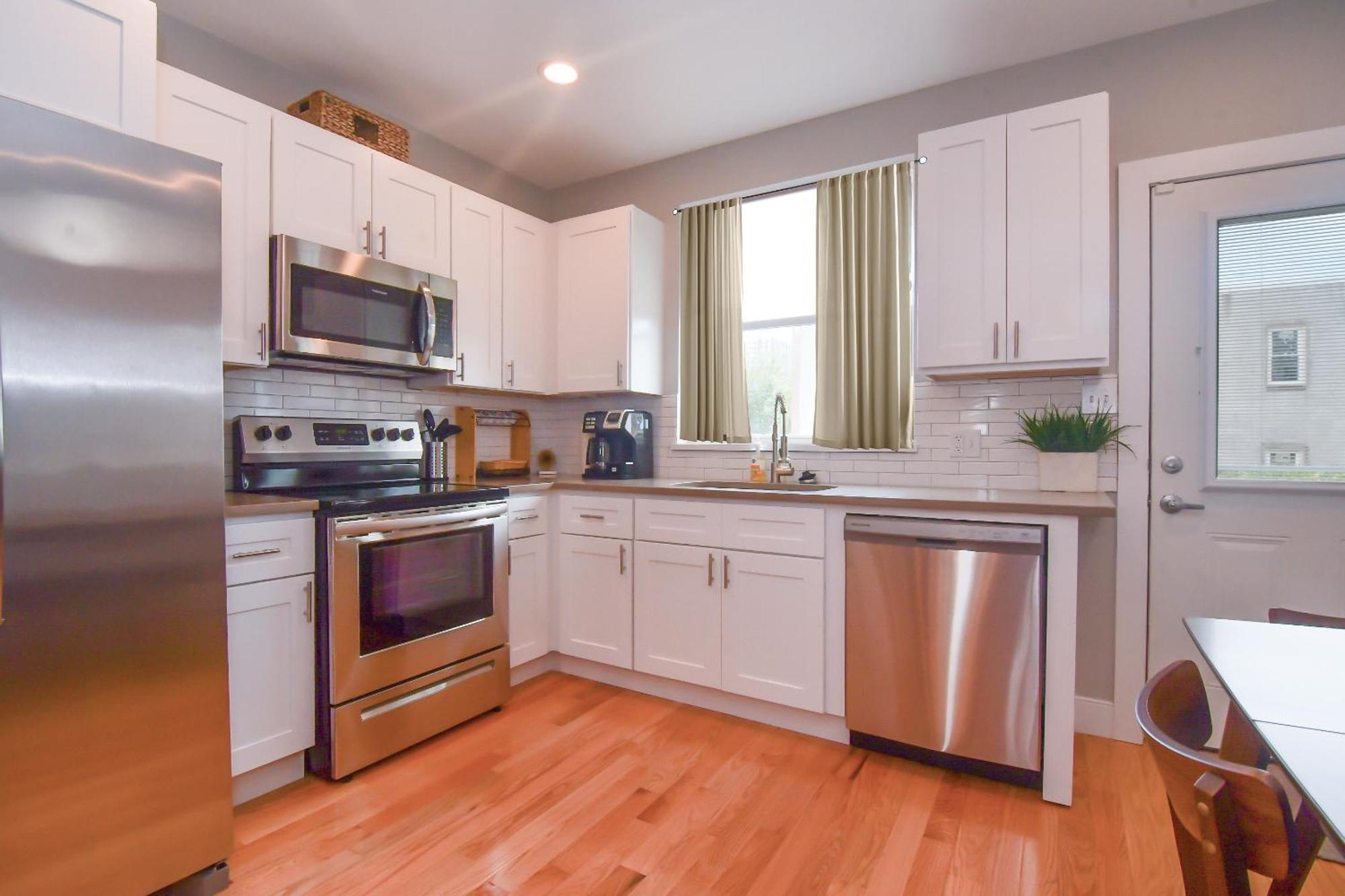 Beautiful Home W/ Rooftop Deck Within A 5 Mintue Walk To Johns Hopkins Hospital Baltimore Exterior photo