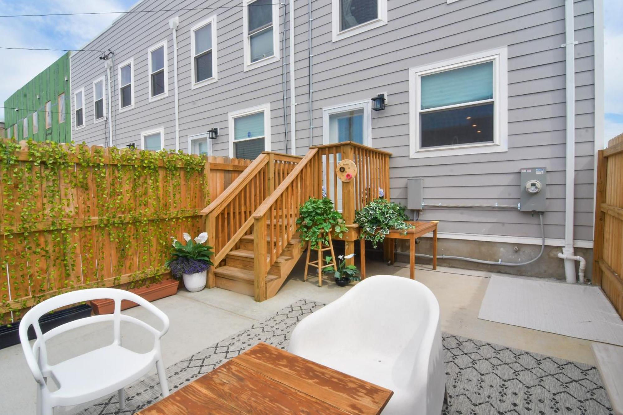 Beautiful Home W/ Rooftop Deck Within A 5 Mintue Walk To Johns Hopkins Hospital Baltimore Exterior photo