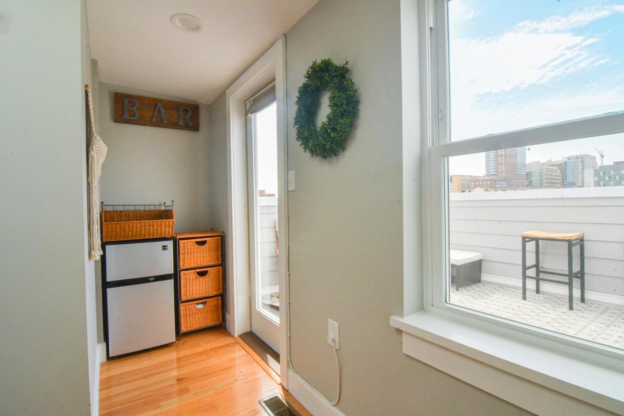 Beautiful Home W/ Rooftop Deck Within A 5 Mintue Walk To Johns Hopkins Hospital Baltimore Exterior photo