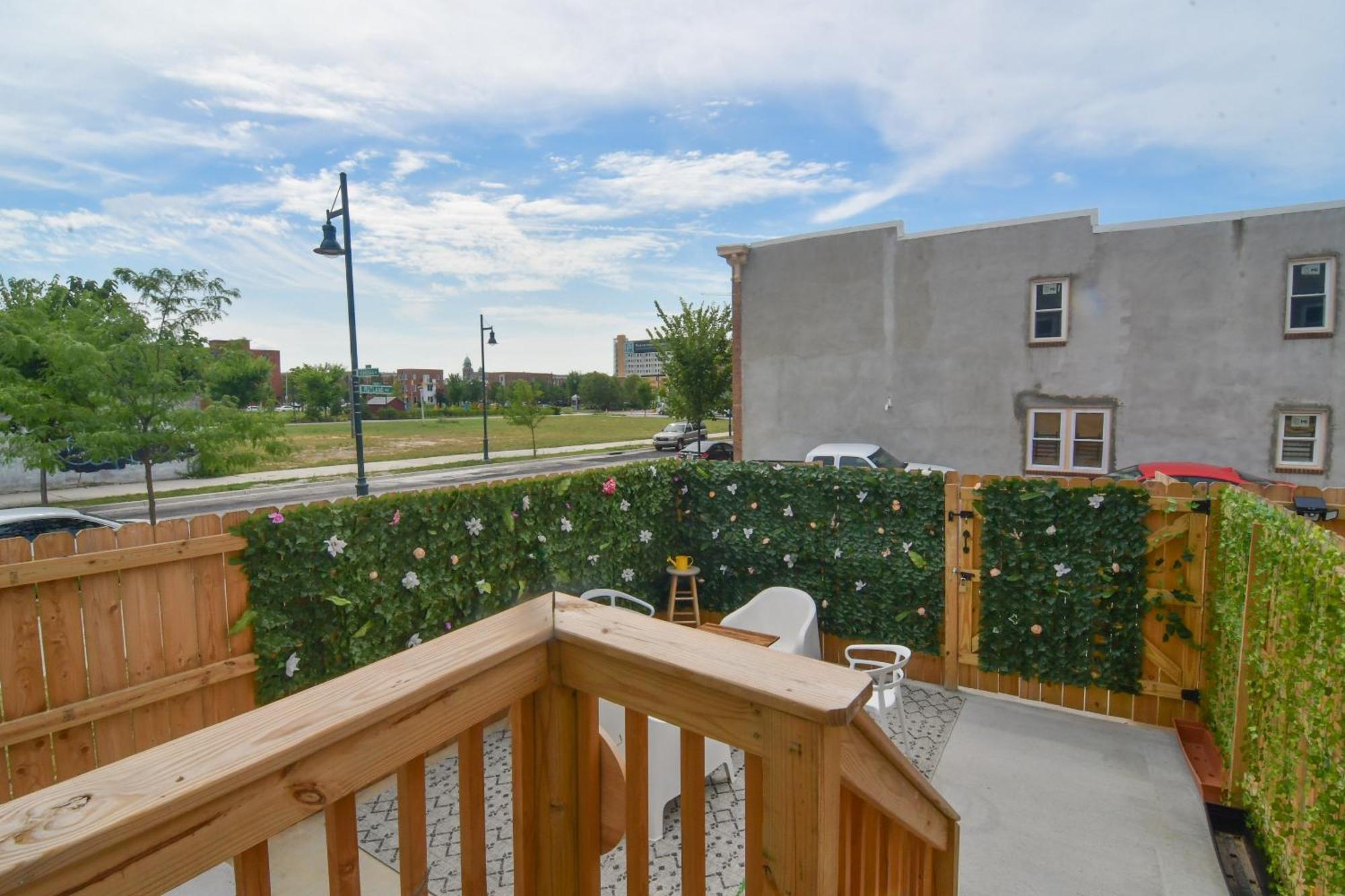 Beautiful Home W/ Rooftop Deck Within A 5 Mintue Walk To Johns Hopkins Hospital Baltimore Exterior photo