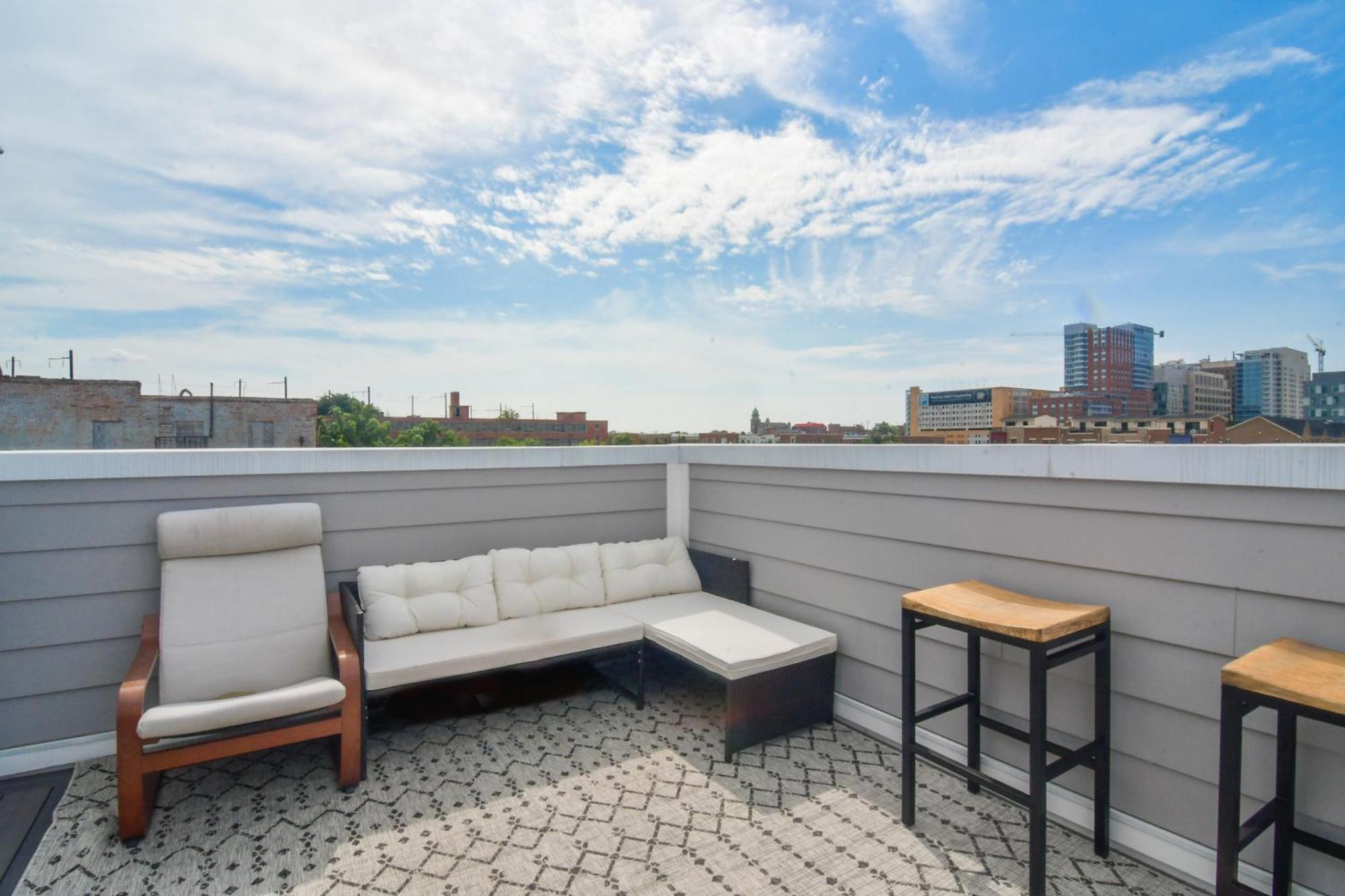 Beautiful Home W/ Rooftop Deck Within A 5 Mintue Walk To Johns Hopkins Hospital Baltimore Exterior photo