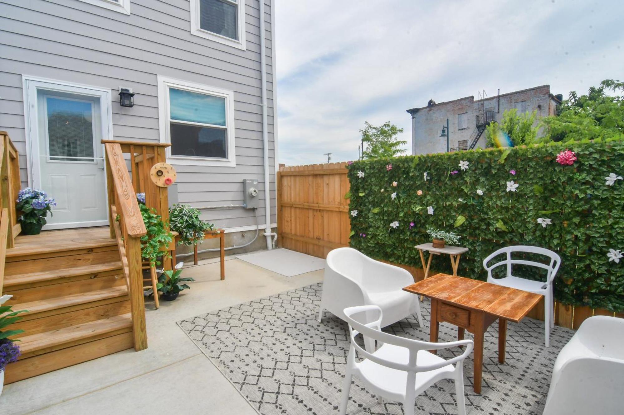 Beautiful Home W/ Rooftop Deck Within A 5 Mintue Walk To Johns Hopkins Hospital Baltimore Exterior photo