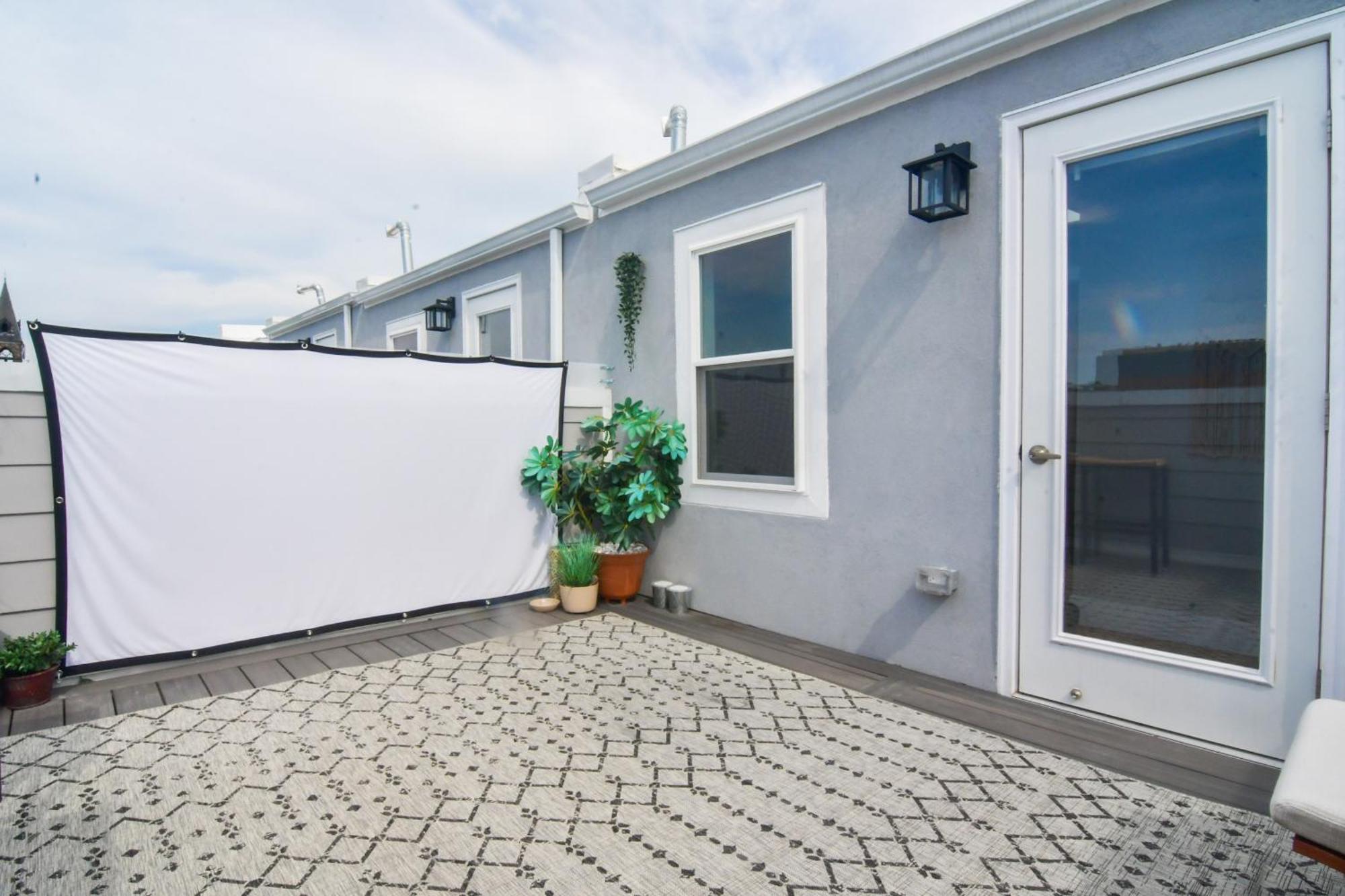 Beautiful Home W/ Rooftop Deck Within A 5 Mintue Walk To Johns Hopkins Hospital Baltimore Exterior photo